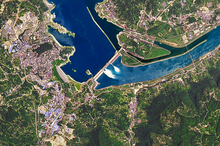 Yangtze Dams Spill Water